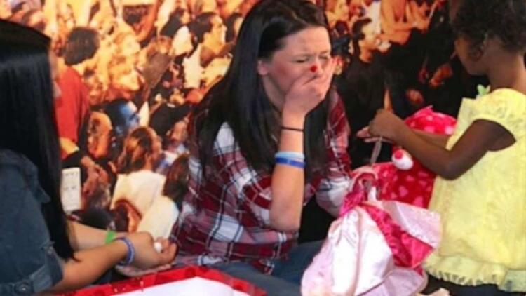 Ο γιος της πέθανε το 2013 – Τρία χρόνια μετά ένα μικρό κορίτσι της λέει να πατήσει το κουμπί στο αρκουδάκι (Video)