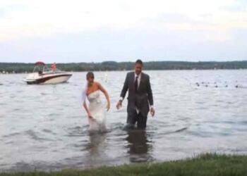 Αυτή η νύφη και ο γαμπρός βγαίνουν από το νερό – Προσέξτε τώρα το νυφικό της θα πάθετε σοκ