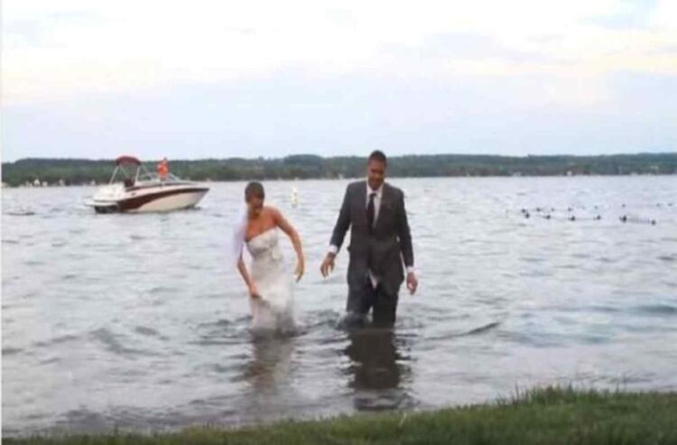 Αυτή η νύφη και ο γαμπρός βγαίνουν από το νερό – Προσέξτε τώρα το νυφικό της θα πάθετε σοκ
