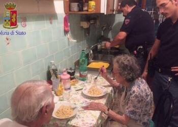 Αστυνομικοί βρήκαν την γιαγιά και τον παππού να κλαίνε στο σπίτι – Δεν φαντάζεστε τον λόγο