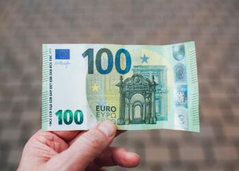 person holding 50 euro bill
