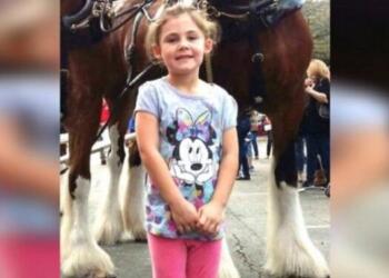 Ένας μπαμπάς φωτογραφίζει την κορούλα του – Μόλις έκανε Zoom Out έμεινε άφωνος!