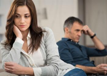 «Θέλω να χωρίσω αλλά μoυ λένε να μείνω στον γάμo μου για χάρη των παιδιών μου»