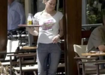 Σερβιτόρα έκανε τόπι στο ξύλο δύο πελάτες που την παρενόχλησαν, ο ένας της πέταξε καρέκλα