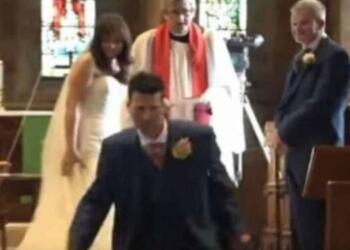 Ο ιερέας ήταν έτοιμος να αρχίσει το μυστήριο του γάμου και ο γαμπρός έφυγε τρέχοντας από την εκκλησία για τον πιο απίστευτο λόγο!