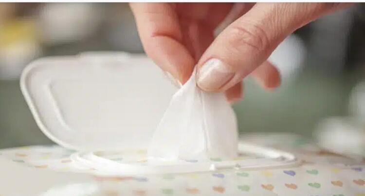 6 πράγματα που δεν πρέπει να καθαρίζετε με τα μωρομάντηλα