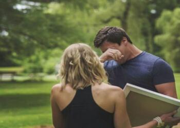 26χρονη έγκυος εμφανίστηκε μπροστά στον άντρα της με έναν πίνακα – Λίγα λεπτά μετά εκείνος ξέσπασε σε κλάματα