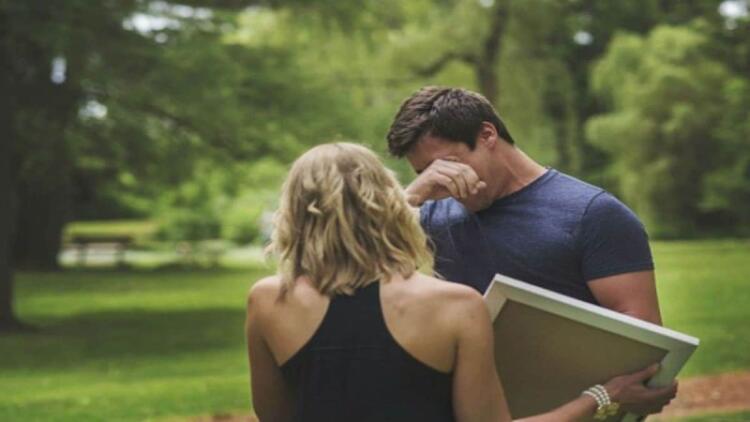 26χρονη έγκυος εμφανίστηκε μπροστά στον άντρα της με έναν πίνακα – Λίγα λεπτά μετά εκείνος ξέσπασε σε κλάματα