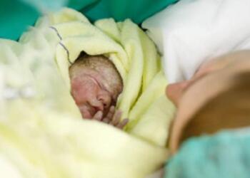 18χρονη έγκυος γέννησε μετά από 4 ώρες τοκετού – Μόλις οι γιατροί είδαν το στόμα του μωρού έπαθαν σοκ