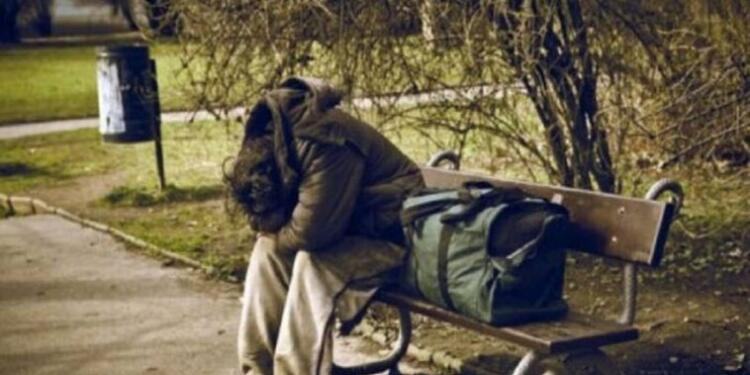 Παρατήρησε έναν άστεγο άντρα που ζητούσε φαγητό. Τότε, δεν ήξερε τι άνθρωπος ήταν.