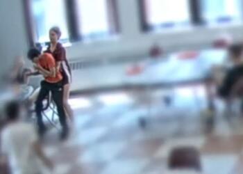 Βίντεο: 12χρονη σώζει από πνιγμό τον δίδυμο αδερφό της στην καφετέρια του σχολείου