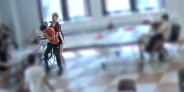 Βίντεο: 12χρονη σώζει από πνιγμό τον δίδυμο αδερφό της στην καφετέρια του σχολείου