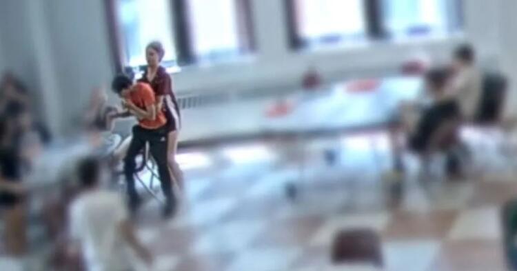 Βίντεο: 12χρονη σώζει από πνιγμό τον δίδυμο αδερφό της στην καφετέρια του σχολείου