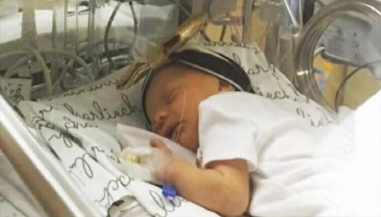 Η Νοσοκόμα βάζει μια Κάμερα στην Θερμοκοιτίδα του Μωρού. Μόλις ο Μπαμπάς βλέπει το Βίντεο ξεσπάει σε Λυγμούς!