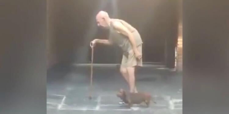 80χρονος παππούς πηγαίνει βόλτα με τον σκύλο του κάθε μέρα…Μόλις προσέξετε τι κάνει θα συγκινηθείτε!