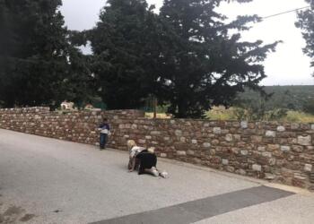 Άγιος Εφραίμ – Νέα Μάκρη: Γυναίκα στα γόνατα από το δρόμο και ο γιος την εμψυχώνει και βιντεοσκοπεί