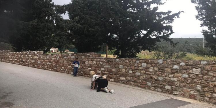 Άγιος Εφραίμ – Νέα Μάκρη: Γυναίκα στα γόνατα από το δρόμο και ο γιος την εμψυχώνει και βιντεοσκοπεί