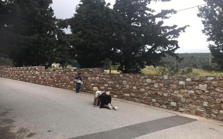 Άγιος Εφραίμ – Νέα Μάκρη: Γυναίκα στα γόνατα από το δρόμο και ο γιος την εμψυχώνει και βιντεοσκοπεί