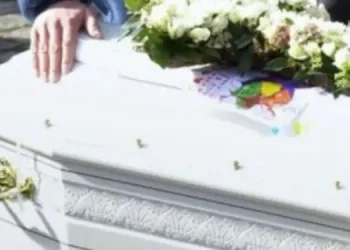 Επέμενε να δει το μωρό της για τελευταία φορά: Όταν άνοιξε το φέρετρο τα είδε όλα..