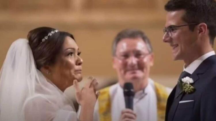 Γαμπρός κρατούσε για έκπληξη τα παρανυφάκια του γάμου τους – Μόλις τα είδε η νύφη έβαλε τα κλάματα!