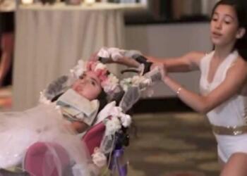 12χρονο κορίτσι διακόπτει τον γάμο και ανεβαίνει στην πίστα μαζί με την ανάπηρη αδερφή της. Ο λόγος; Θα σας κάνει να δακρύσετε (Video)