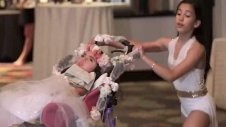 12χρονο κορίτσι διακόπτει τον γάμο και ανεβαίνει στην πίστα μαζί με την ανάπηρη αδερφή της. Ο λόγος; Θα σας κάνει να δακρύσετε (Video)