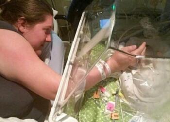 Μητέρα απλώνει το χέρι της και κρατάει το χεράκι του ετοιμοθάνατου μωρού της – Μέσα της όμως κρύβει ένα ακόμη μυστικό