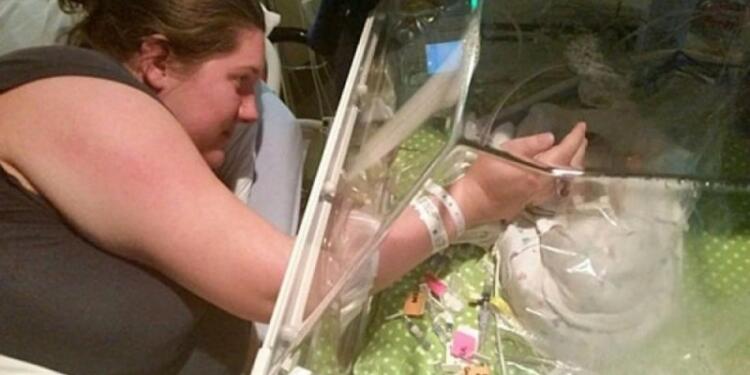 Μητέρα απλώνει το χέρι της και κρατάει το χεράκι του ετοιμοθάνατου μωρού της – Μέσα της όμως κρύβει ένα ακόμη μυστικό