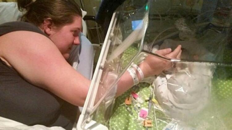 Μητέρα απλώνει το χέρι της και κρατάει το χεράκι του ετοιμοθάνατου μωρού της – Μέσα της όμως κρύβει ένα ακόμη μυστικό