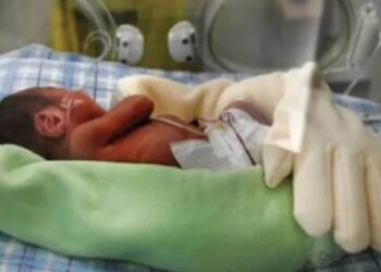Άφησε ένα χειρουργικό γάντι στη θερμοκοιτίδα του μωρού της – Τα έχασαν οι νοσοκόμες μόλις έμαθαν τον λόγο!