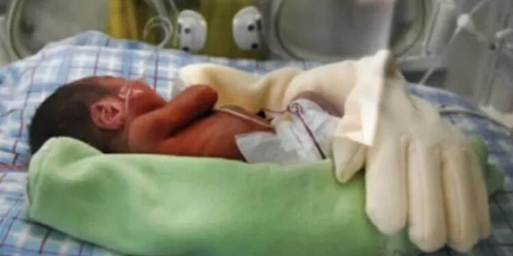 Άφησε ένα χειρουργικό γάντι στη θερμοκοιτίδα του μωρού της – Τα έχασαν οι νοσοκόμες μόλις έμαθαν τον λόγο!