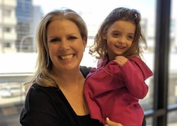 Νοσηλεύτρια υιοθετεί κοριτσάκι που αγάπησε με μια ματιά. Δεν το επισκεπτόταν κανείς στο νοσοκομείο