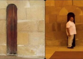 Γιατί η πόρτα της φωτογραφίας είναι τόσο στενή; Βρίσκεται σε μοναστήρι και μόνο τυχαία δεν έγινε