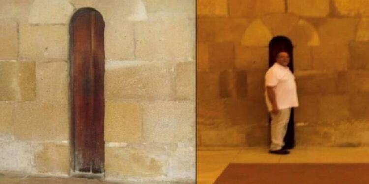 Γιατί η πόρτα της φωτογραφίας είναι τόσο στενή; Βρίσκεται σε μοναστήρι και μόνο τυχαία δεν έγινε