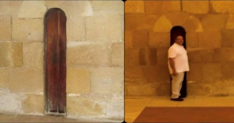 Γιατί η πόρτα της φωτογραφίας είναι τόσο στενή; Βρίσκεται σε μοναστήρι και μόνο τυχαία δεν έγινε