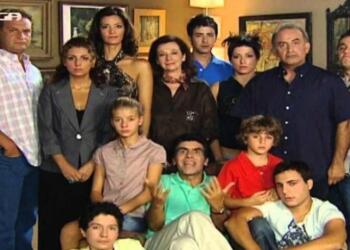 Όλοι το πιστεύαμε, κανείς δεν το έψαξε: To μεγάλο ψέμα της σειράς «Ευτυχισμένοι Μαζί» αποκαλύφθηκε 15 χρόνια μετά