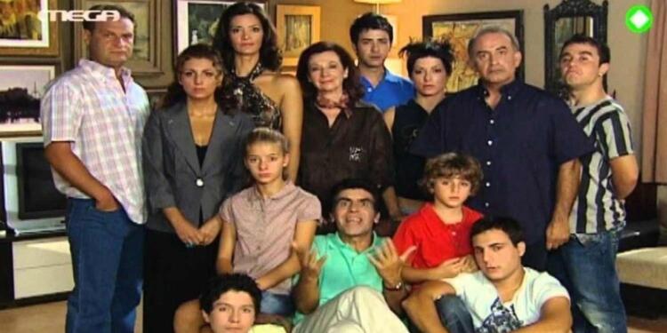 Όλοι το πιστεύαμε, κανείς δεν το έψαξε: To μεγάλο ψέμα της σειράς «Ευτυχισμένοι Μαζί» αποκαλύφθηκε 15 χρόνια μετά