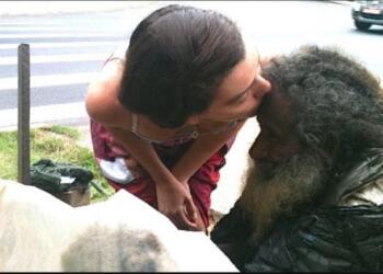 Κάθε μέρα στο ίδιο σημείο έβλεπε τον ίδιο άστεγο, μέχρι που εκείνος της έδωσε ένα κομμάτι χαρτί και όλα άλλαξαν!