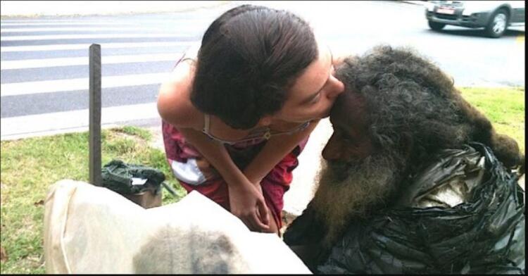 Κάθε μέρα στο ίδιο σημείο έβλεπε τον ίδιο άστεγο, μέχρι που εκείνος της έδωσε ένα κομμάτι χαρτί και όλα άλλαξαν!