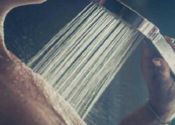 Όφελος για την καρδιά αν κάνετε αυτό στο μπάνιο: Σχεδόν 1 στους 3 γλιτώνει το έμφραγμα