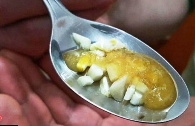 Αν καταναλώσετε μια κουταλιά με λεμόνι, σκόρδο και μέλι για 7 μέρες θα συμβεί κάτι απίστευτο στο σώμα σας