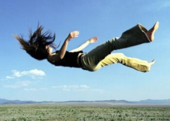 Τινάζεται το σώμα σας μόλις σας παίρνει ο ύπνος; Να τι σημαίνει…