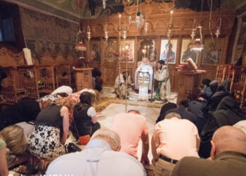 Σήμερα, γιατί θα γονατίσουμε τρεις φορές στον Εσπερινό της Πεντηκοστής του Αγίου Πνεύματος;