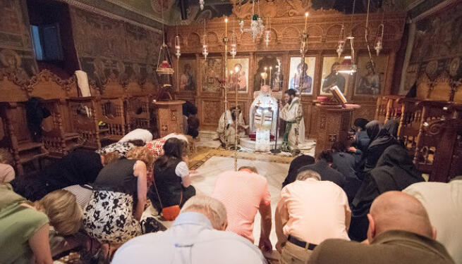 Σήμερα, γιατί θα γονατίσουμε τρεις φορές στον Εσπερινό της Πεντηκοστής του Αγίου Πνεύματος;