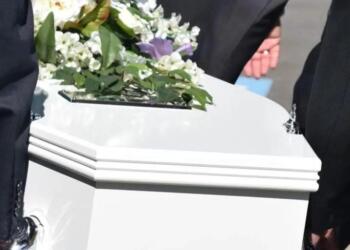 «Νεκpή» γυναίκα ξυπνά την ώρα που της έκαναν αγρυπνία και χτυπά το φέρετρο