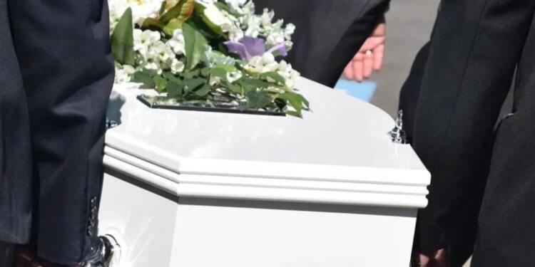 «Νεκpή» γυναίκα ξυπνά την ώρα που της έκαναν αγρυπνία και χτυπά το φέρετρο