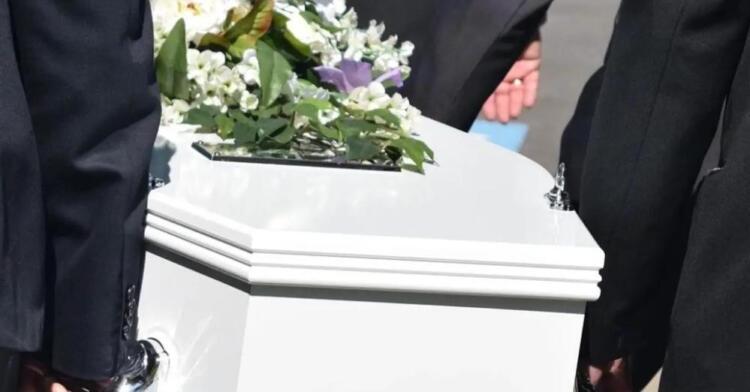 «Νεκpή» γυναίκα ξυπνά την ώρα που της έκαναν αγρυπνία και χτυπά το φέρετρο