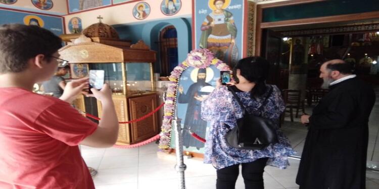 Μιλούν για θαύμα με δάκρυα στην εικόνα του Αγίου Εφραίμ