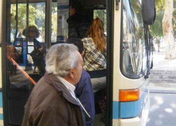 «Σας παρακαλώ, έχετε 1 ευρώ και 10 λεπτά για ένα εισιτήριο για να πάω στο ΤΕΙ;»