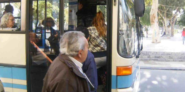 «Σας παρακαλώ, έχετε 1 ευρώ και 10 λεπτά για ένα εισιτήριο για να πάω στο ΤΕΙ;»